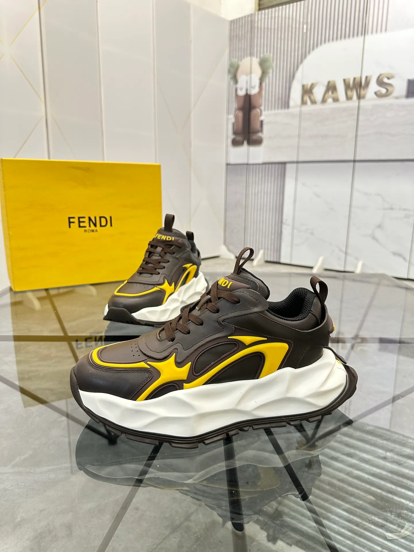 Men's shoes: 💰P580¥ Product trademark: Fendi* "Fendi*" low-top sports shoes Regular size: 39-44 (can be customized to 38.45.46) Product material: imported cowhide upper, breathable lining, original outsole. No.: 0008